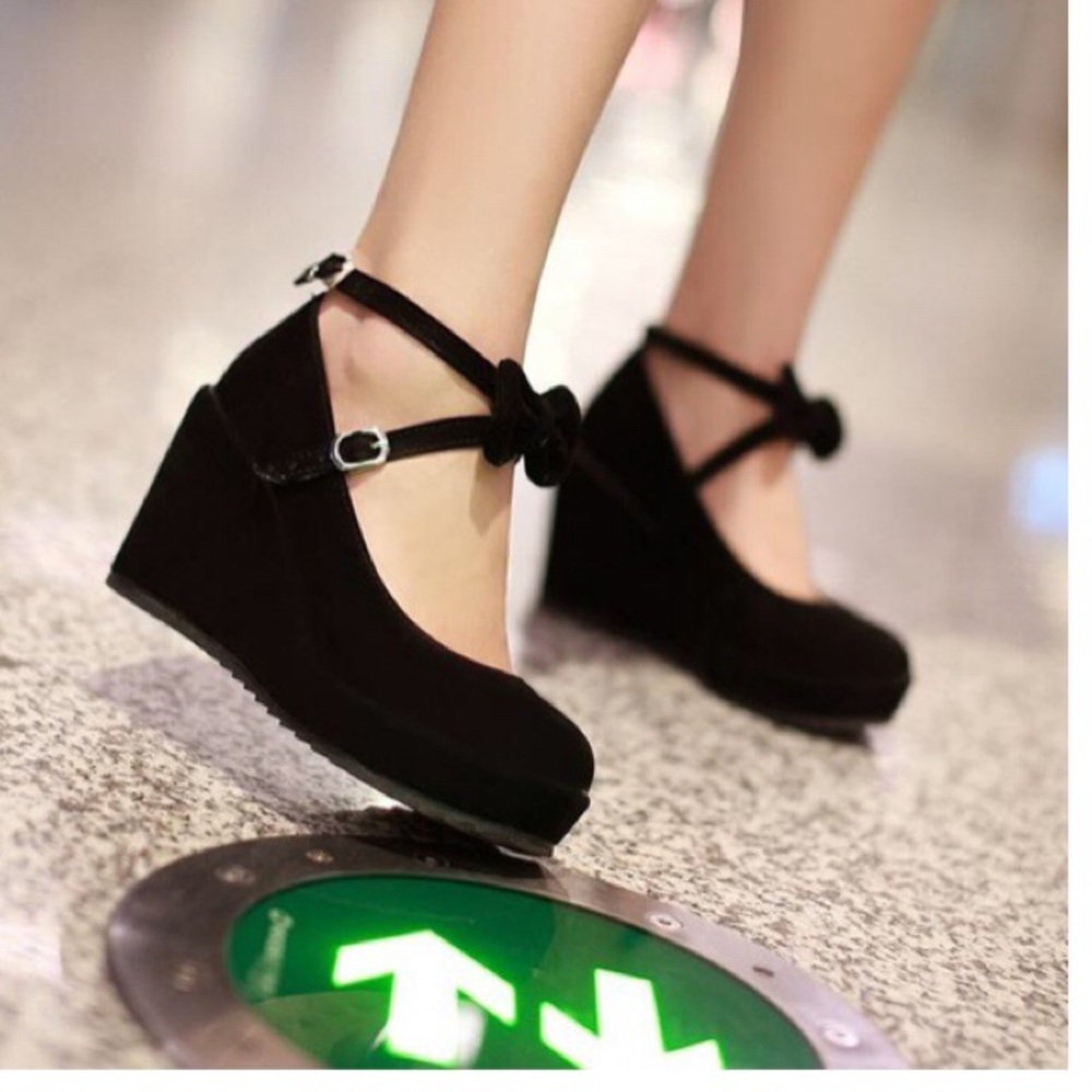 Black Velvet Sweet Bow Wedges